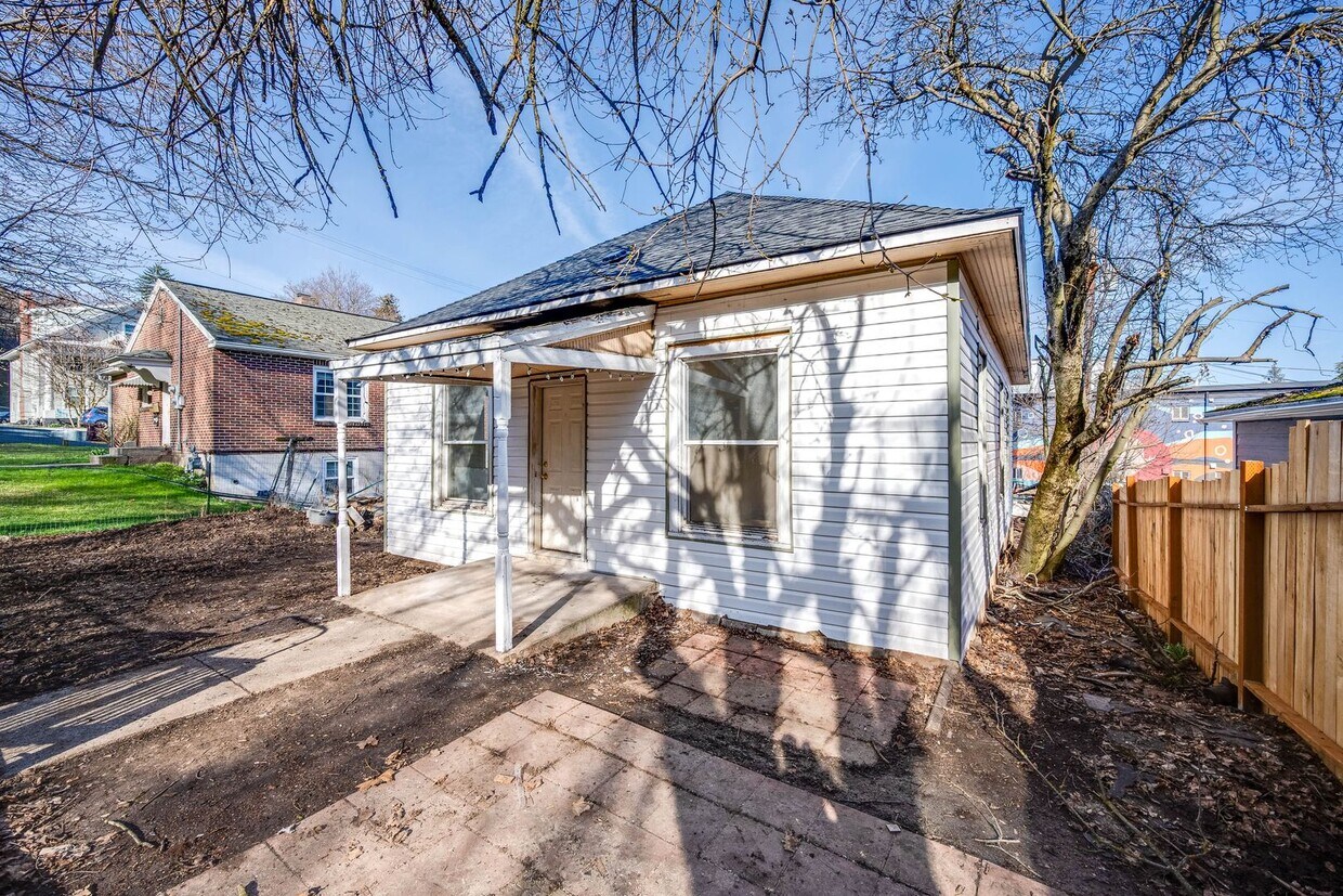 Primary Photo - Remodeled 2 Bedroom Home Near WSU & Downto...