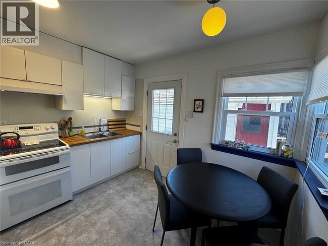 Building Photo - 106 Main St S