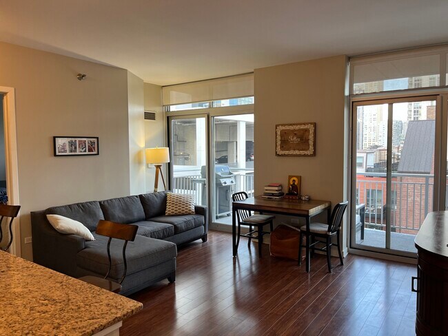 Foto del edificio - 330 W Grand Ave