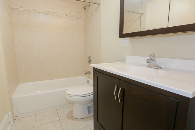 Foto del edificio - 877 W Lill Ave