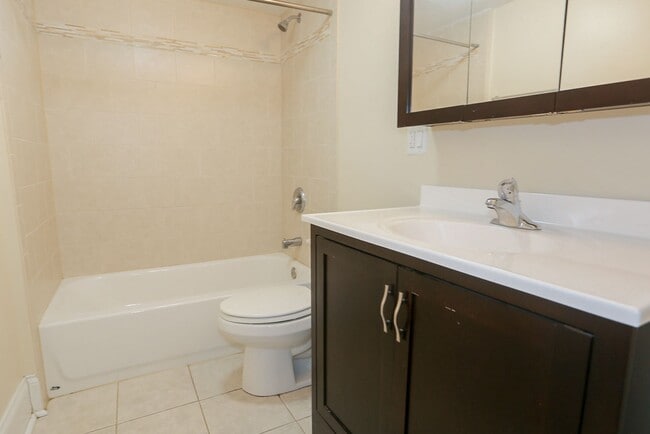 Building Photo - 877 W Lill Ave