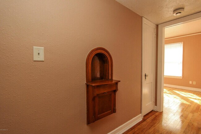 Building Photo - 758 Acosta St