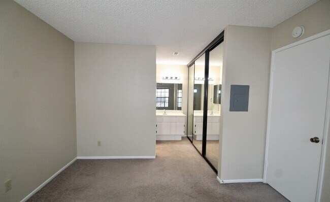 Foto del edificio - 10321 Azuaga St