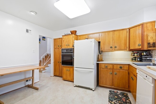Foto del edificio - Spacious Split Level on Sundale Stone's Th...
