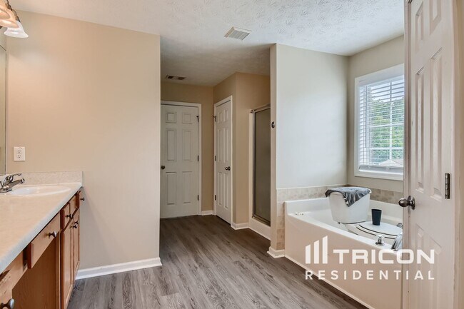 Building Photo - 828 Redan Way