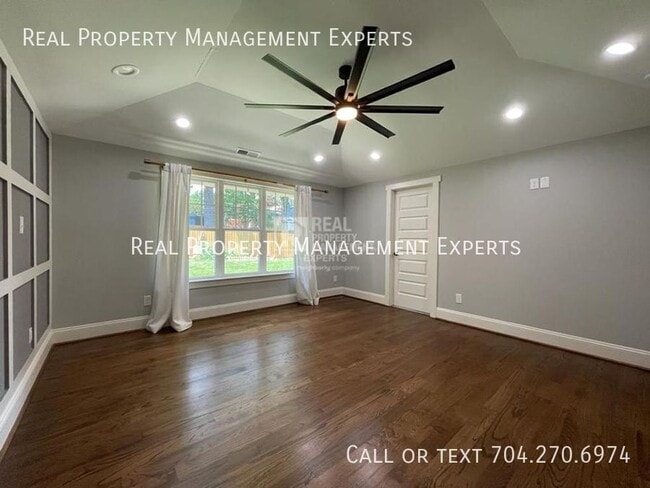 Building Photo - 2243 Shamrock Dr