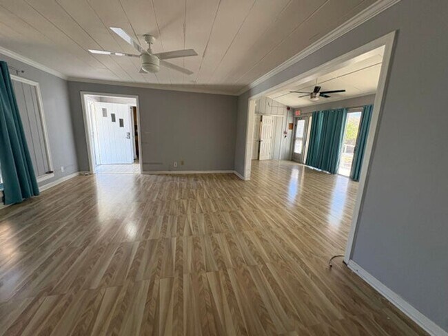 Building Photo - 202 Palm Ct