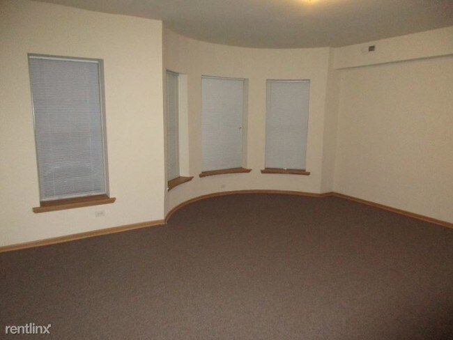 Building Photo - 4358 S Lake Park Ave