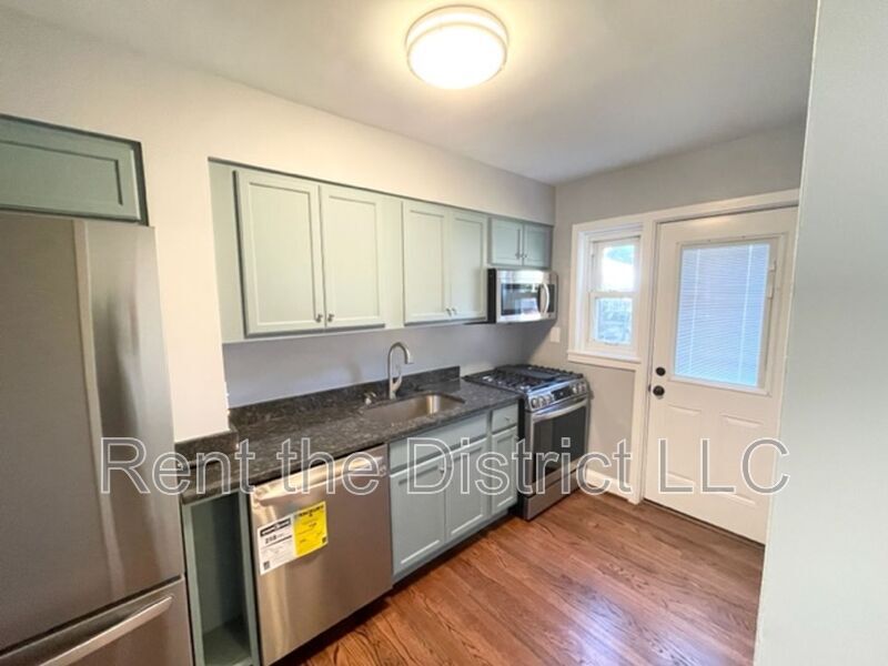 Foto principal - 4710 8th St NE