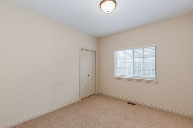 Foto del edificio - 9812-9814 E 19th St N