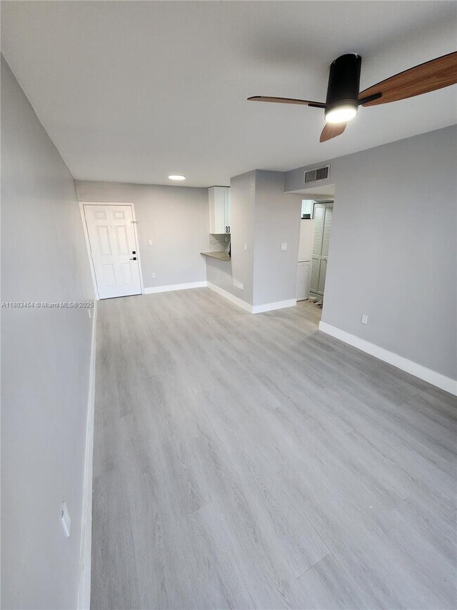 Foto del edificio - 8145 NW 7th St