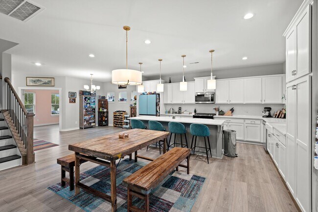 Foto del edificio - Gorgeous Home with Office and Bonus Space!