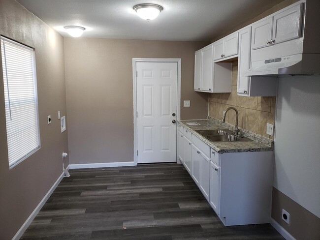 Building Photo - Newly remodeled 2 bed, 1 bath Duplex