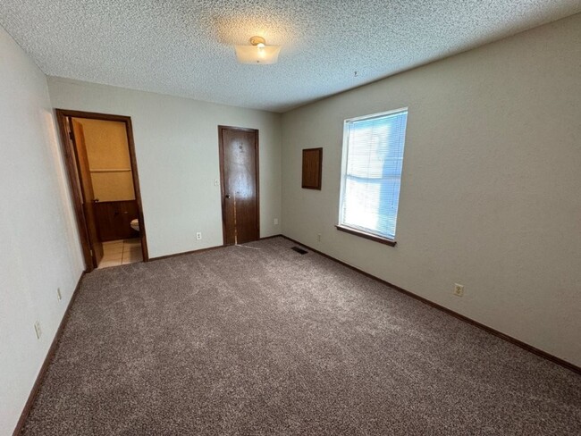 Building Photo - 3 bed, 2 bath and a 2 car garage duplex fo...