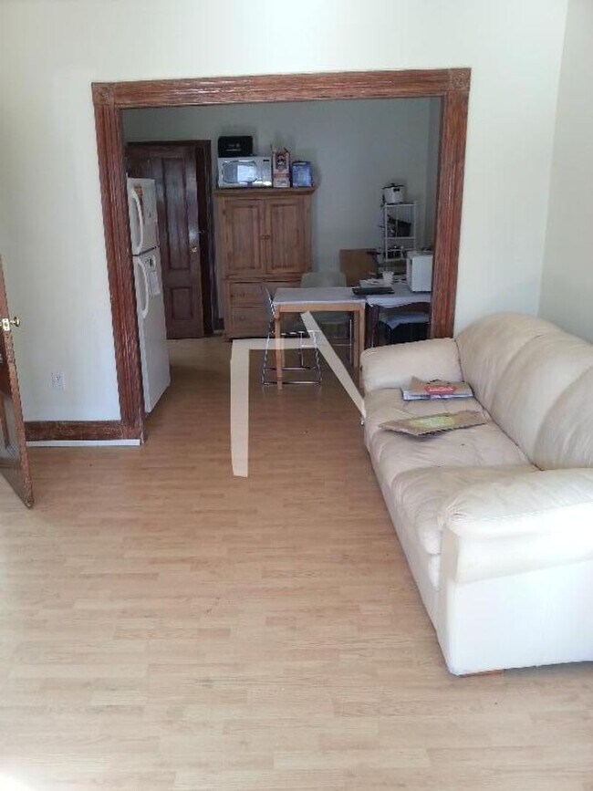 Foto del edificio - $1,000 Rebate!  Huge Brownstown Apt w Back...