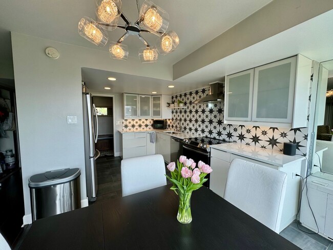 Foto del edificio - LOCATION LOCATION!! Newly updated condo lo...