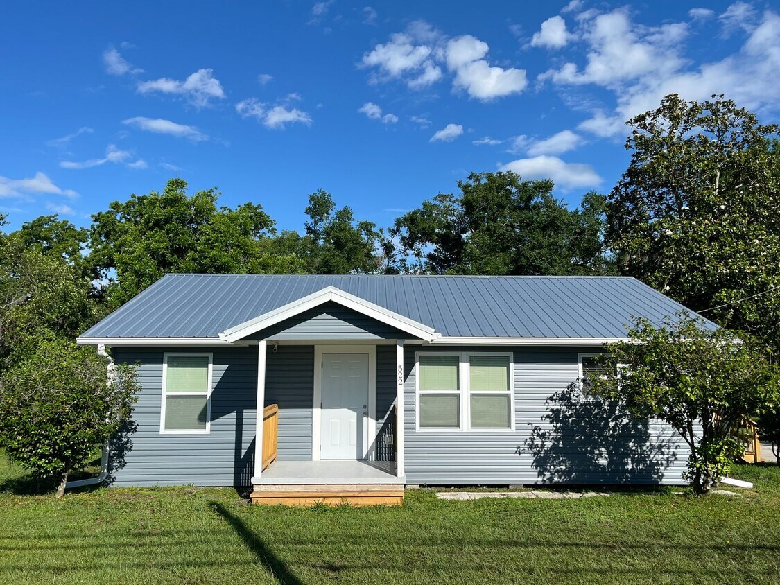 Foto principal - Newly Renovated 3 bedroom, 2 bath home in ...