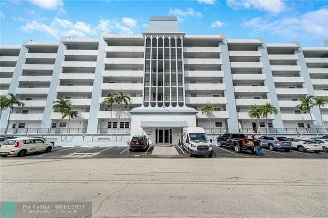 Building Photo - 3051 NE 48th St