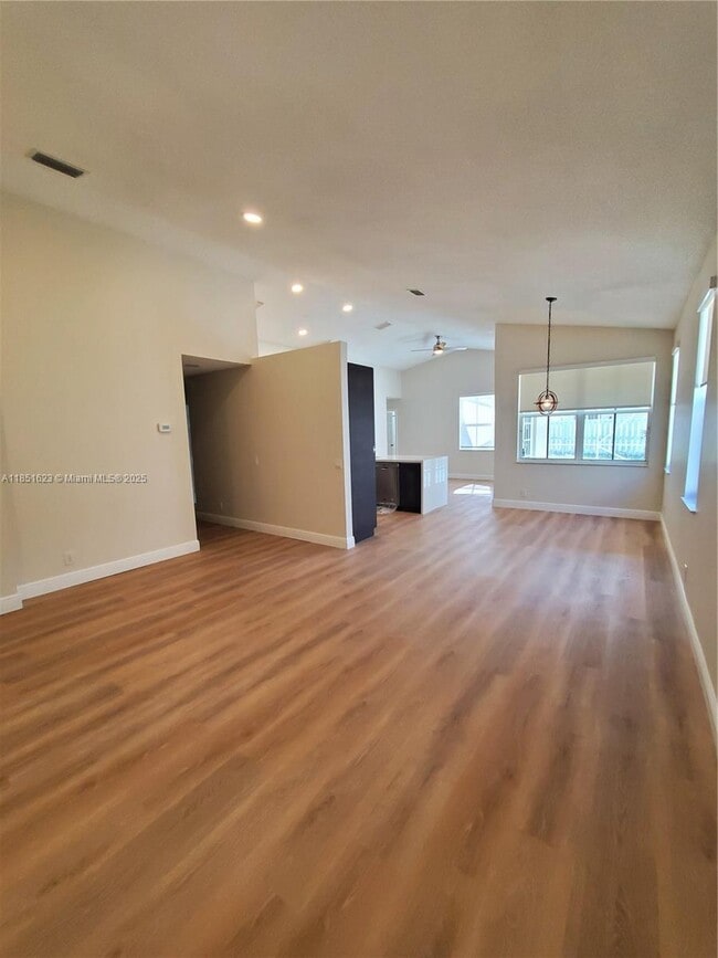 Foto del edificio - 858 Briar Ridge Rd