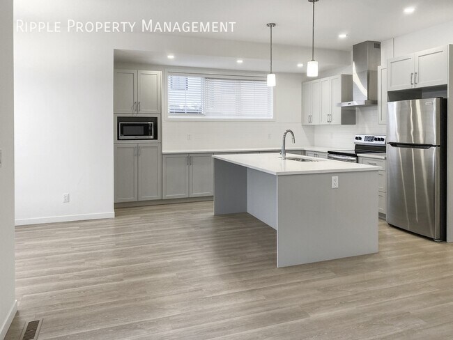 Photo du bâtiment - INCREDIBLE 3 BEDS, 2.5 BATHS TOWNHOUSE | PETS ALLOWED