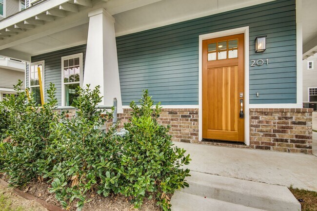 Foto del edificio - Welcome to a beautiful Craftsman-style Tow...