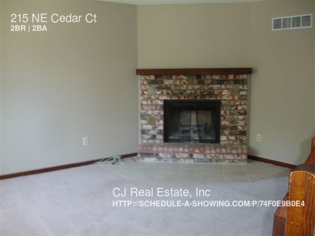 Building Photo - 215 NE Cedar Ct