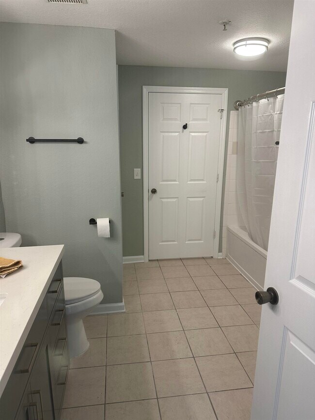 Building Photo - 2801 Chancellorsville Dr