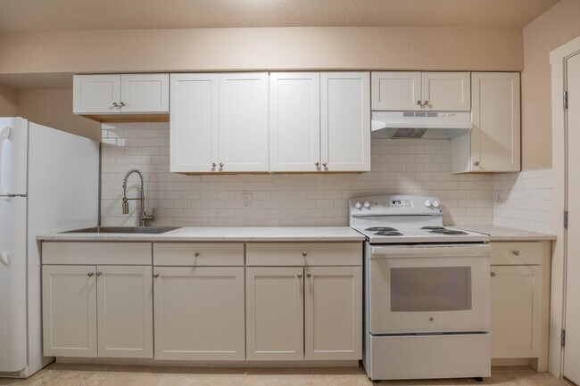 Building Photo - 2630 Fairway Dr