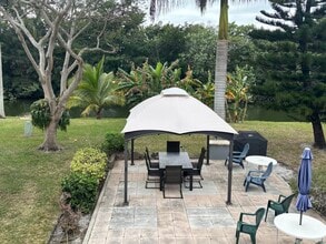 Building Photo - 106 Windsor E