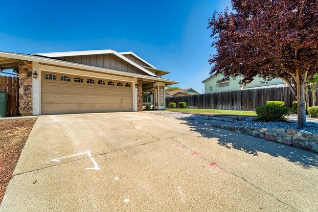 Foto del edificio - LARGE 5-bedroom 3 bath home in a great loc...