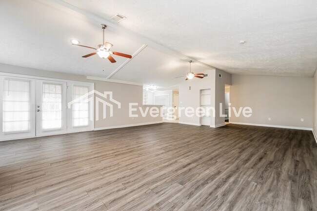 Foto del edificio - 5048 Riverwood Cir