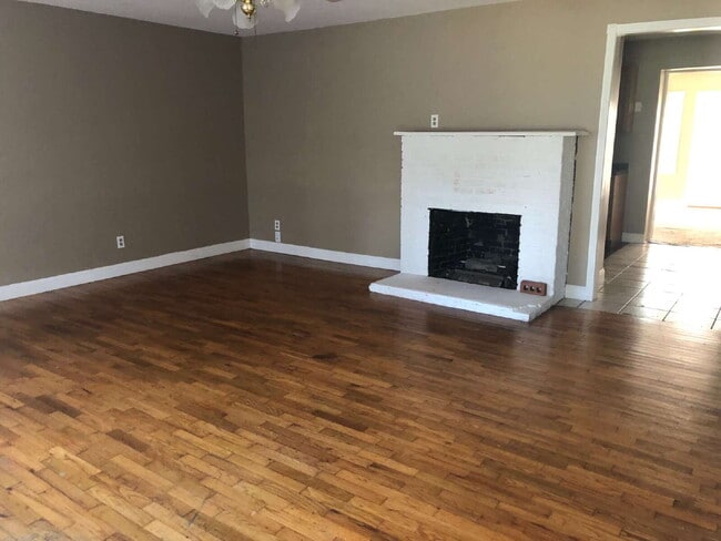 Foto del edificio - "Charming 4-Bedroom Home in Jonesboro with...