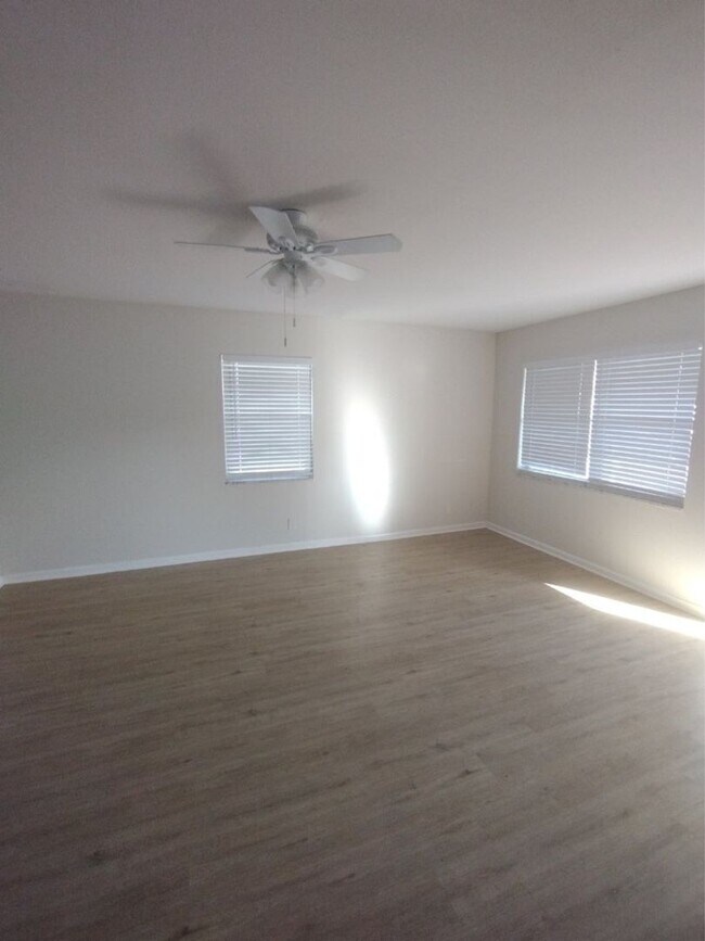 Building Photo - Newly Renovated Apartment Unit!