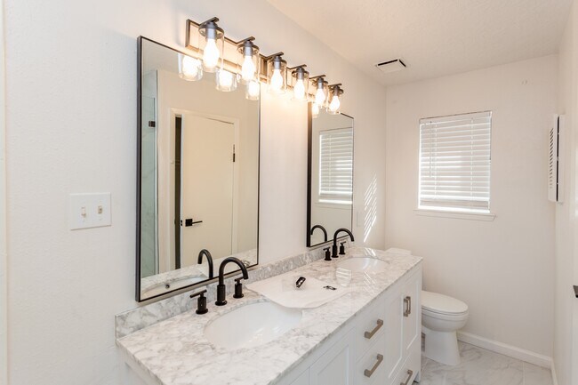 Foto del edificio - 5115 Beaver Hollow Dr
