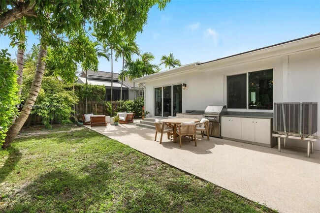 Foto del edificio - 9025 Dickens Ave