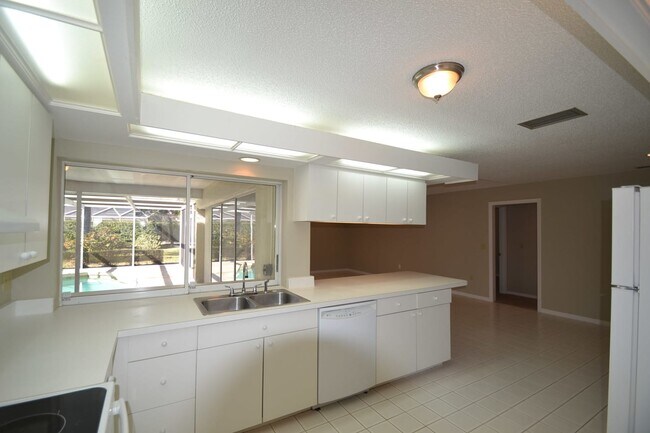 Building Photo - 5697 Country Lakes Dr