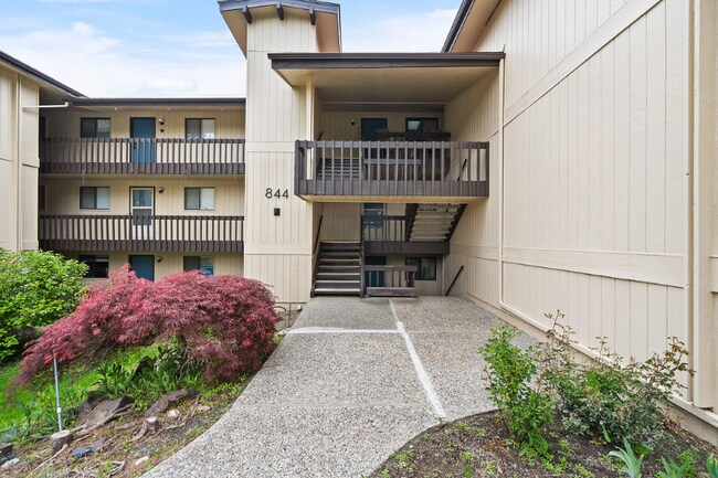 Building Photo - 844 W Cliff Dr