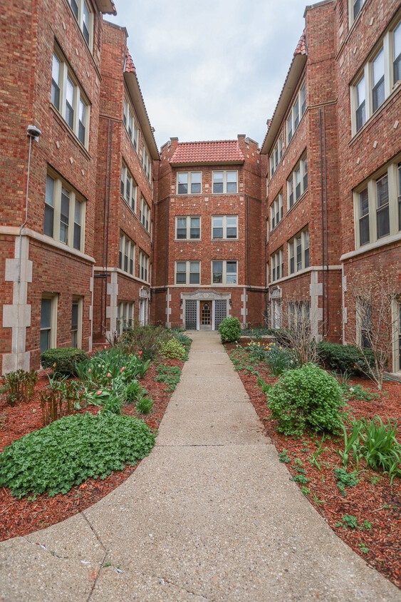 Primary Photo - 7665 N Sheridan Rd