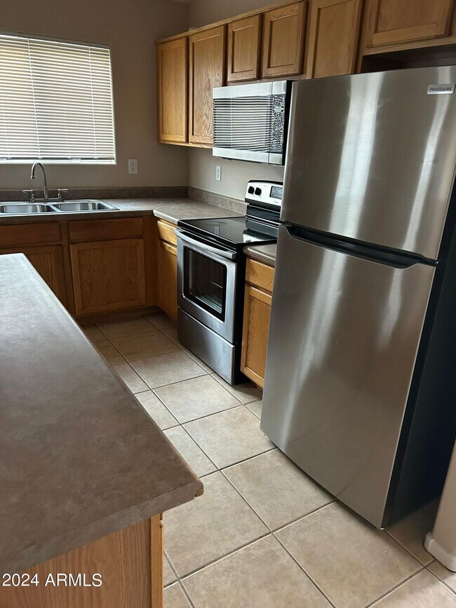 Building Photo - 45525 W Rainbow Dr