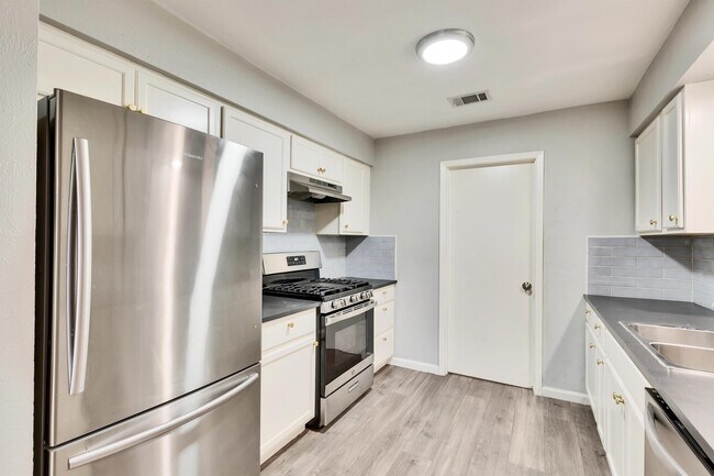 Foto del edificio - 2203 E Stassney Ln