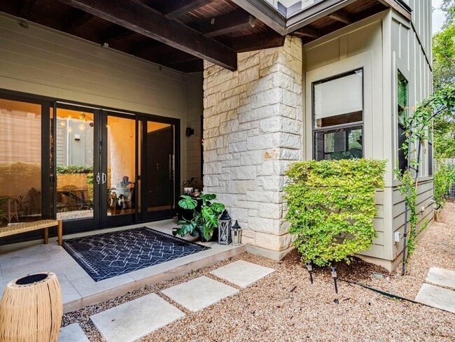 Building Photo - 1502 Barton Hills Dr