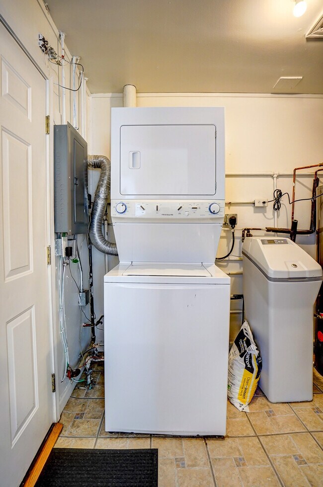 Building Photo - 88 Craig Ave