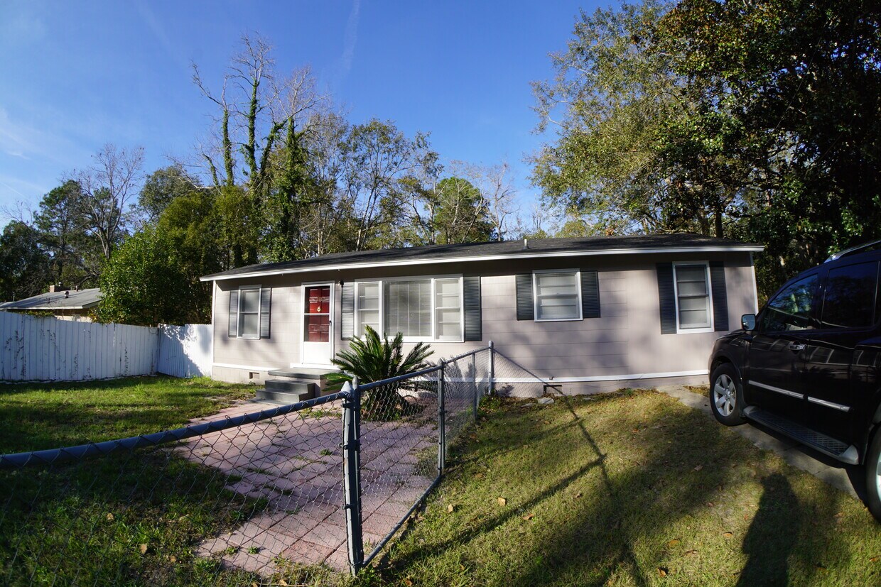 Foto principal - 818 Stillwater Dr