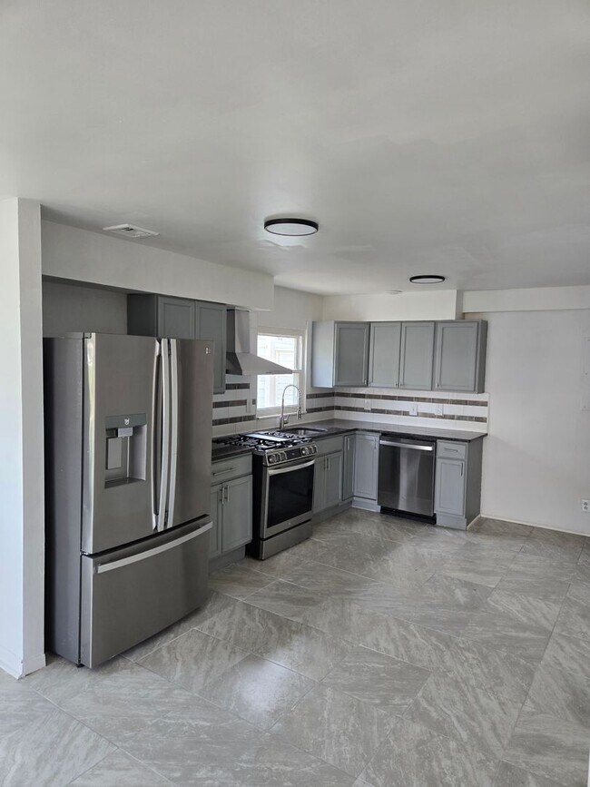 Foto del edificio - Charming 3-Bedroom Home in Quiet Cul-de-Sa...