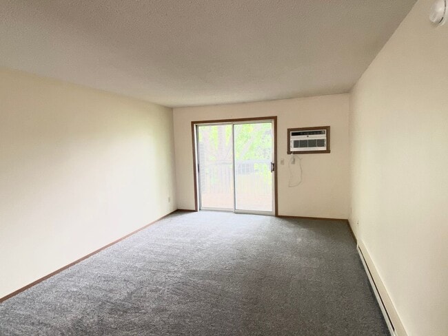 Foto del edificio - Spacious 3 bedroom, 2 bath updated townhome located in South Fargo!