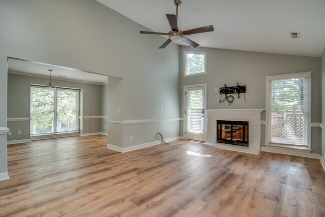 Foto del edificio - 5500 Fortunes Ridge Dr
