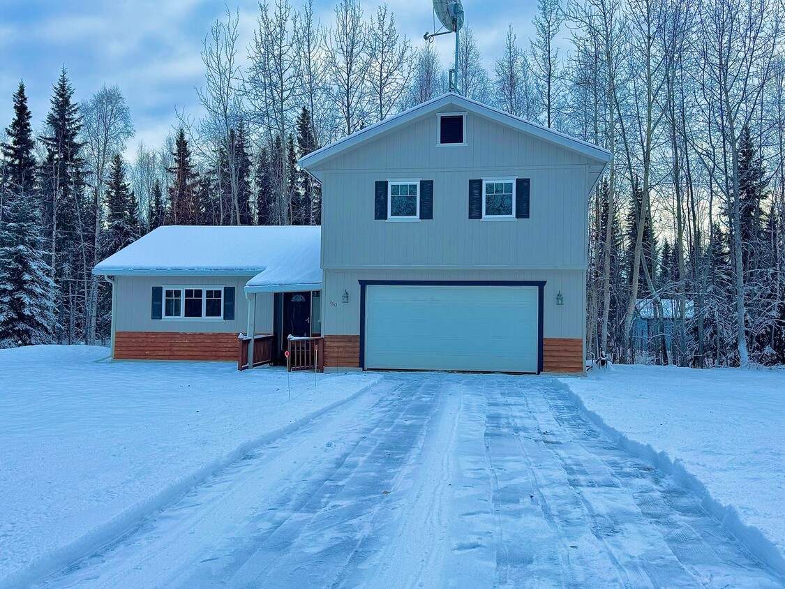 Foto principal - Spacious 3 Bedroom Home in North Pole! Ani...