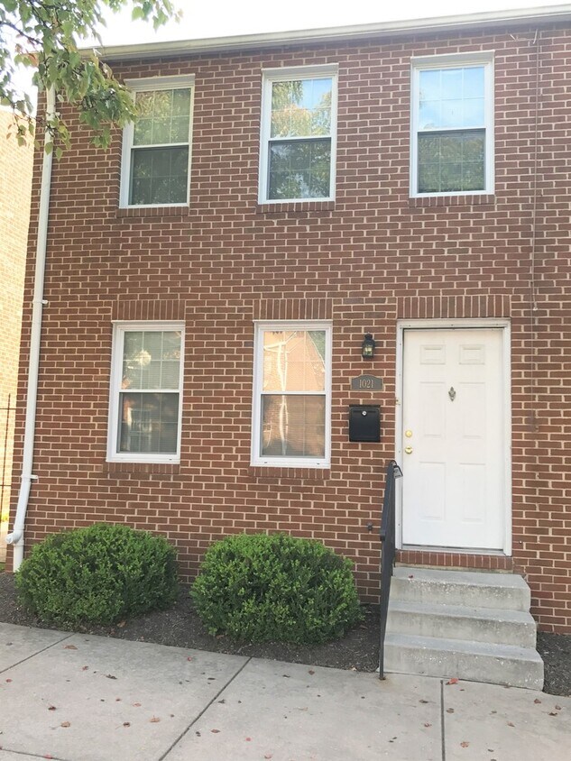 Primary Photo - Charming 3bd/1ba Townhome in Johnston Square!