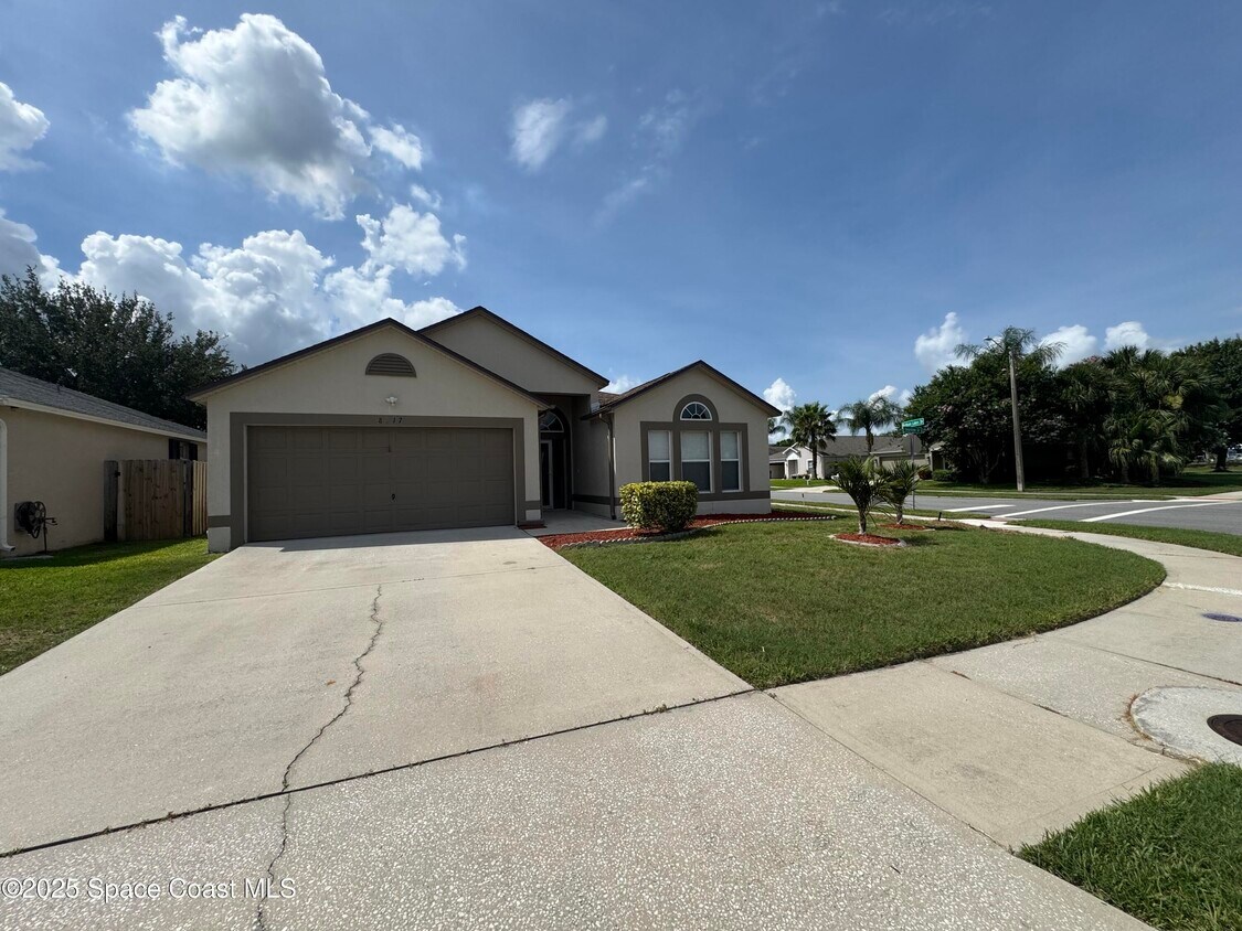 Foto principal - 8517 Ivanhoe Dr