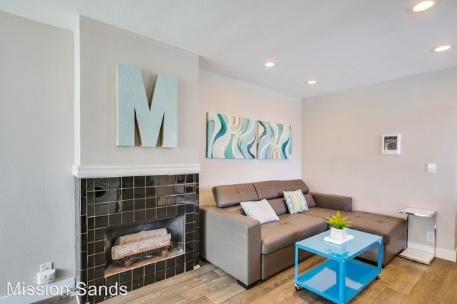 Building Photo - 711 Island Ct